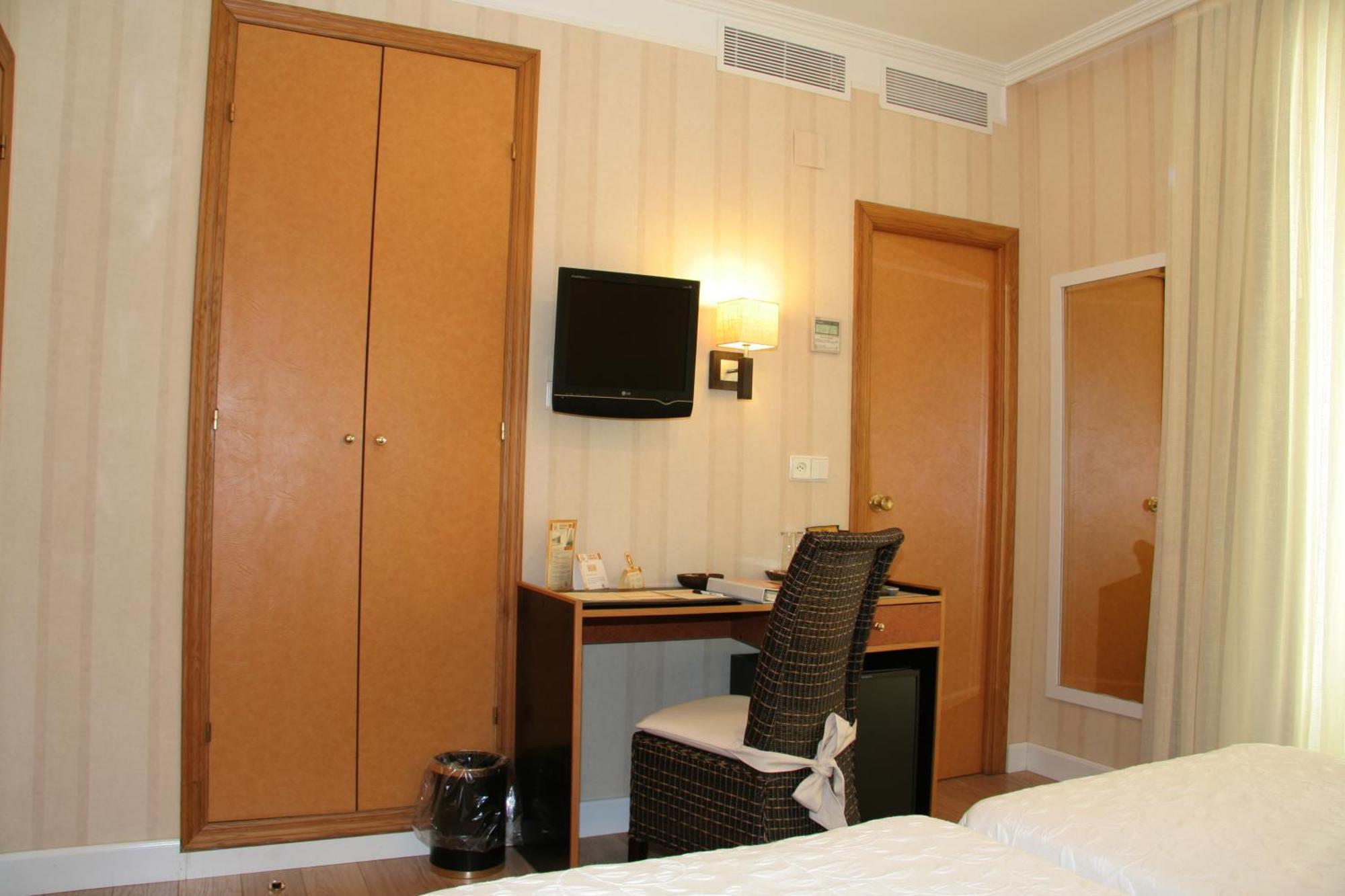 Hostal Paris Valladolid Exterior photo