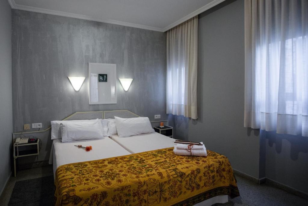 Hostal Paris Valladolid Exterior photo